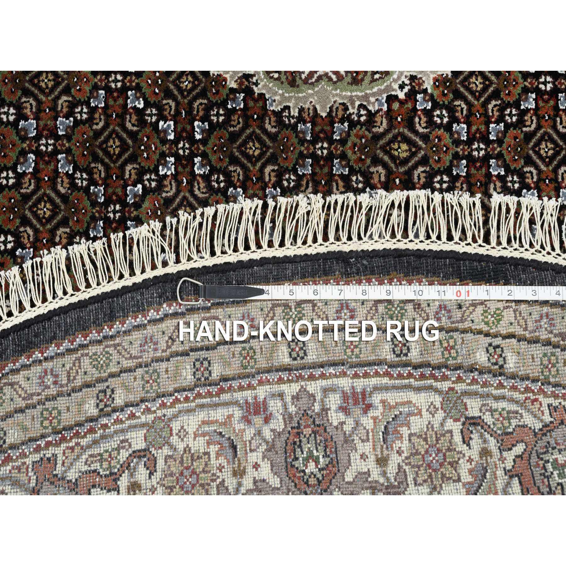 7'8"x7'8" Rich Black, Tabriz Mahi with Fish Medallion Design, 175 KPSI, 100% Wool, Hand Woven, Round Oriental Rug moa32525